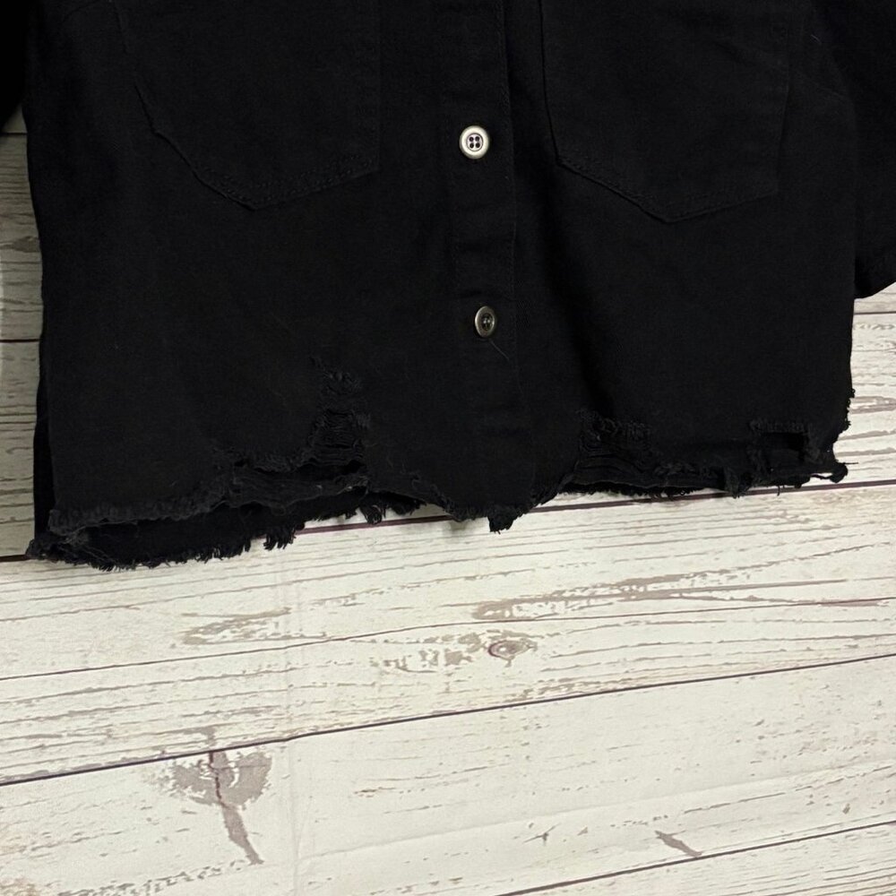Almost Famous Distressed SS‎ Cropped Shacket Large - Picture 3 of 6